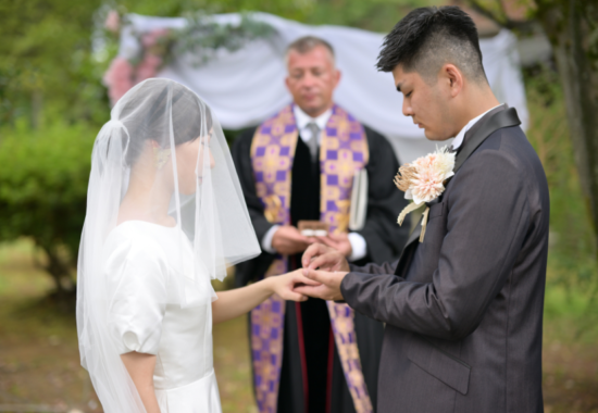 家族に見守られながら指輪交換を行う新郎新婦／ENSEED VOW DAY